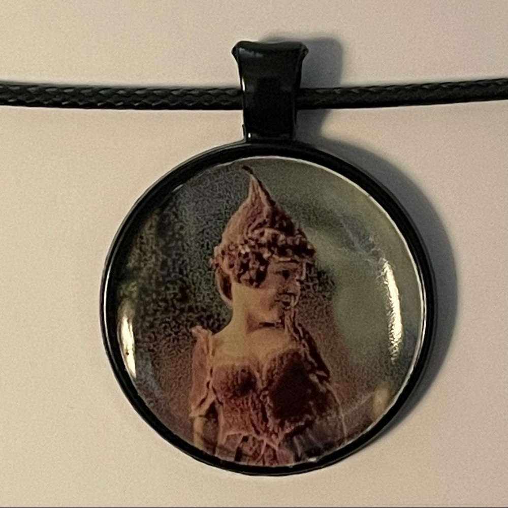 Knotgrass Cabochon Necklace